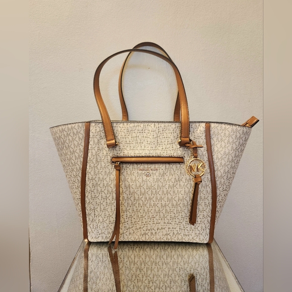 Michael Kors Cream and Tan Tote Bag - Picture 4 of 9